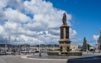 El Tribunal Supremo ha acordado confirmar la resolución por la que se declara a Gijón zona de gran afluencia turística a efectos de horarios comerciales